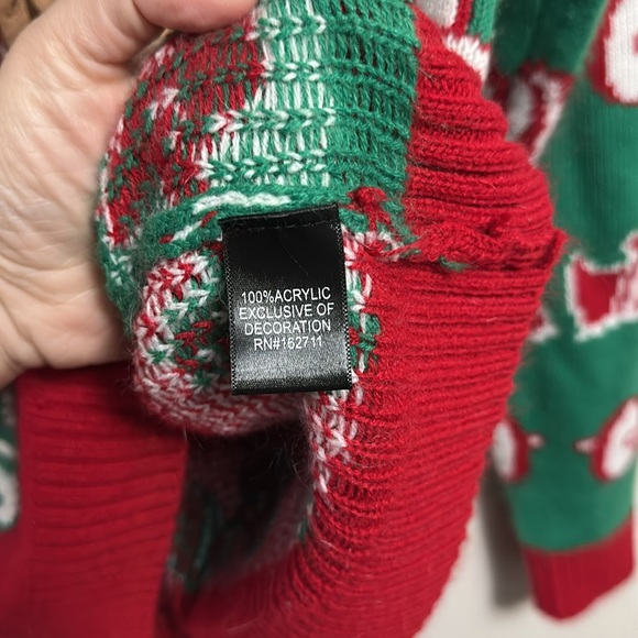 Blizzard Bay Gains Bodybuilder Santa Men's Sweater Small Green and Red - Picture 5 of 5